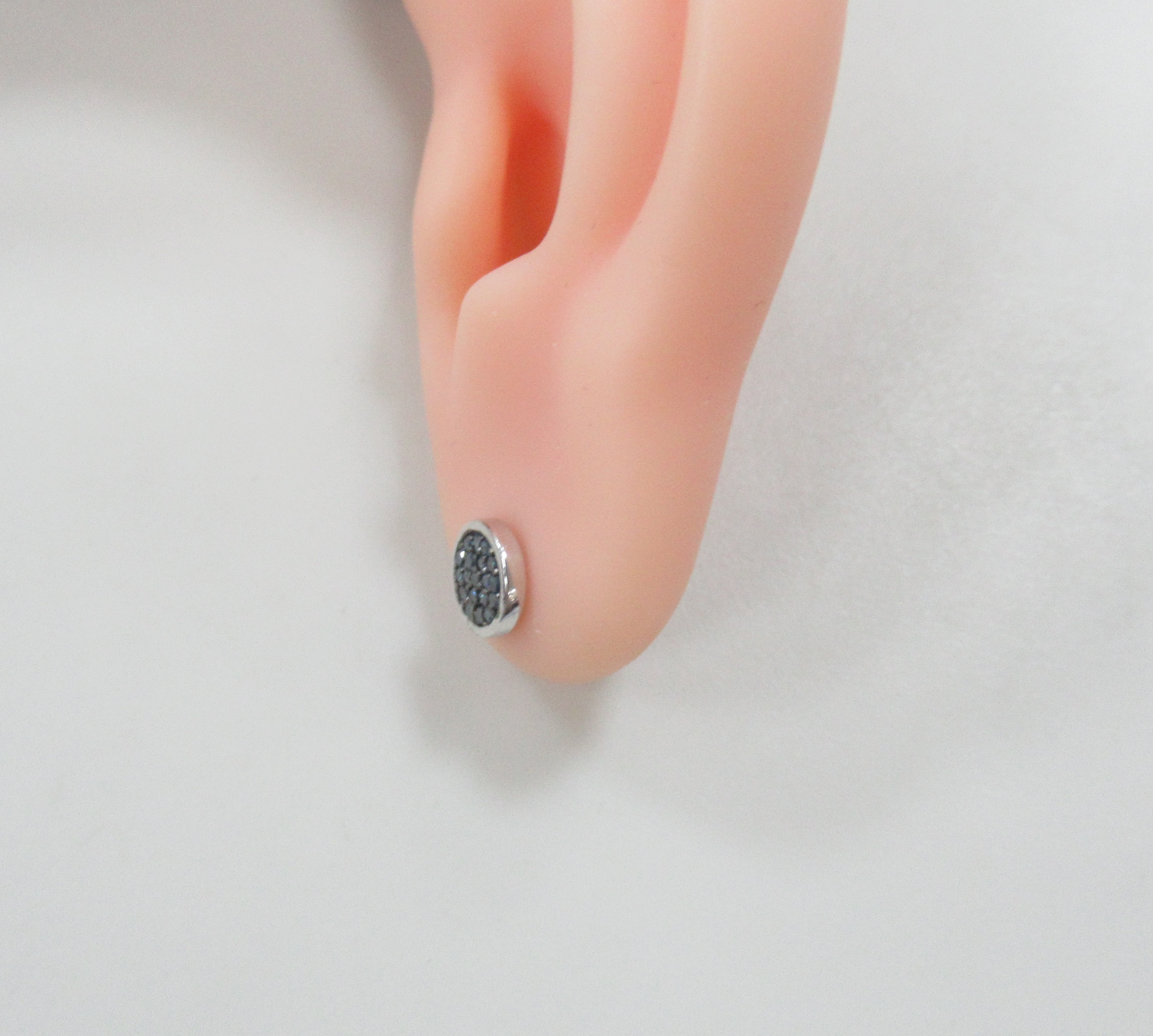 Серебряные серьги-пусеты с голубыми бриллиантами